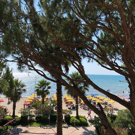 Mali I Robit Beachfront Apartment 格勒姆 外观 照片