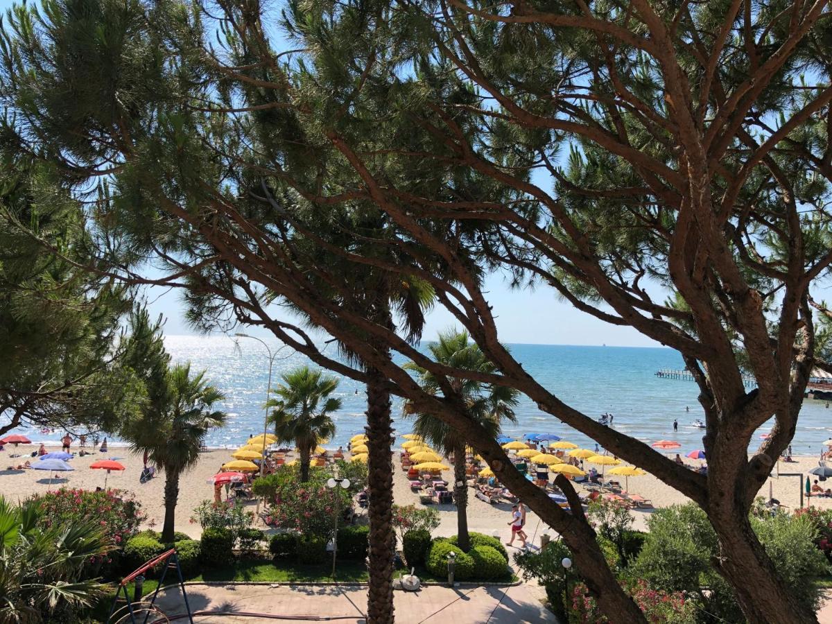 Mali I Robit Beachfront Apartment 格勒姆 外观 照片
