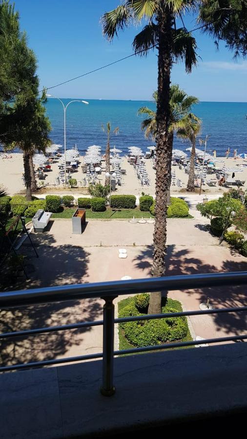Mali I Robit Beachfront Apartment 格勒姆 外观 照片