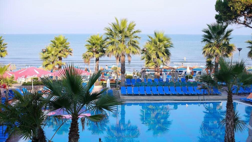 Mali I Robit Beachfront Apartment 格勒姆 外观 照片