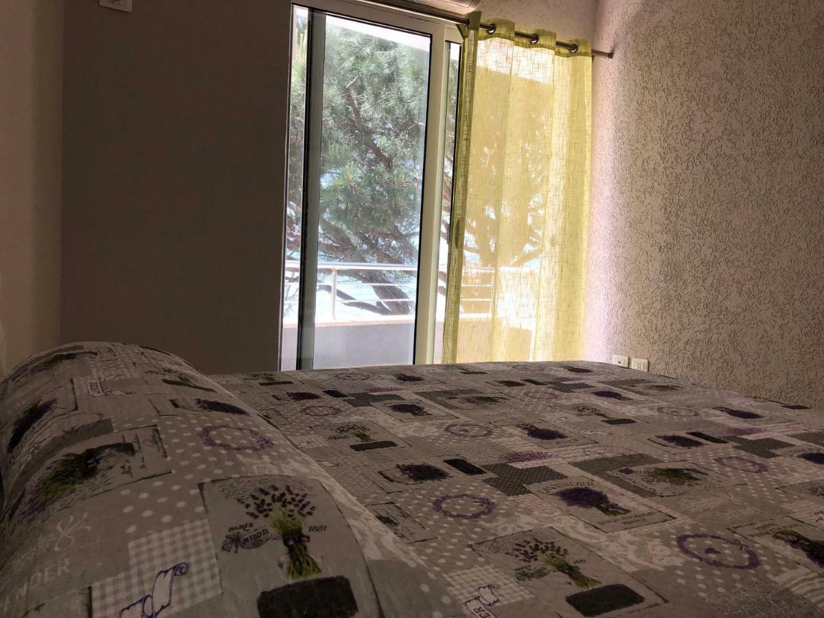 Mali I Robit Beachfront Apartment 格勒姆 外观 照片