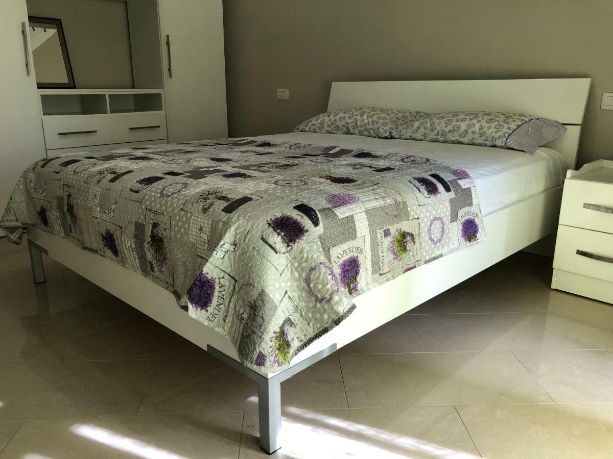 Mali I Robit Beachfront Apartment 格勒姆 外观 照片
